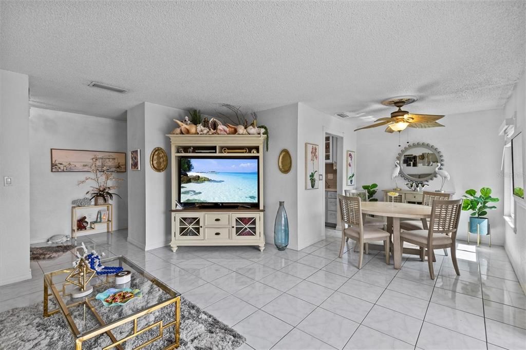 待售: $165,000 (1 贝兹, 1 浴室, 740 平方英尺)