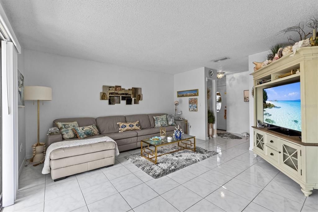 待售: $165,000 (1 贝兹, 1 浴室, 740 平方英尺)