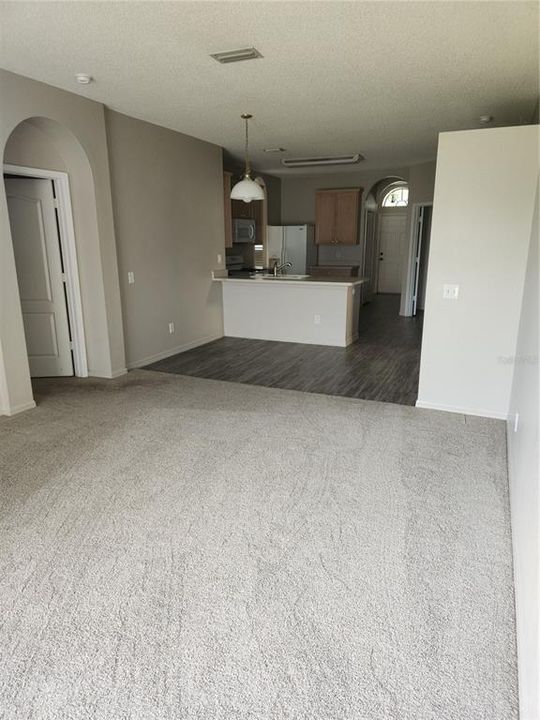 合同活跃: $2,400 (4 贝兹, 2 浴室, 1808 平方英尺)