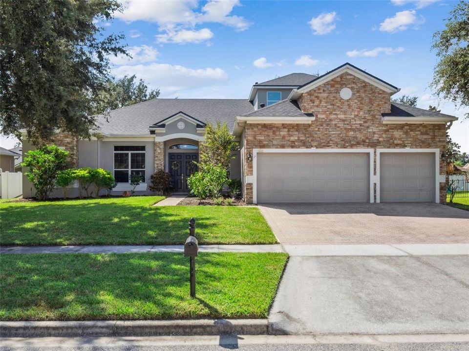 Activo con contrato: $599,000 (4 camas, 4 baños, 2966 Pies cuadrados)