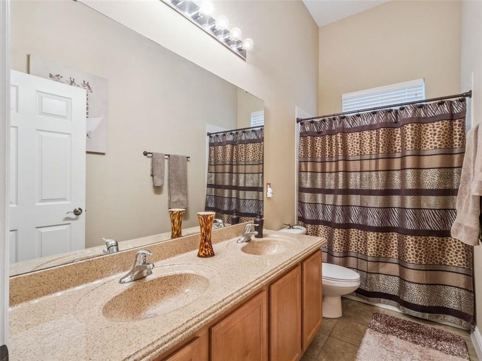 Activo con contrato: $599,000 (4 camas, 4 baños, 2966 Pies cuadrados)