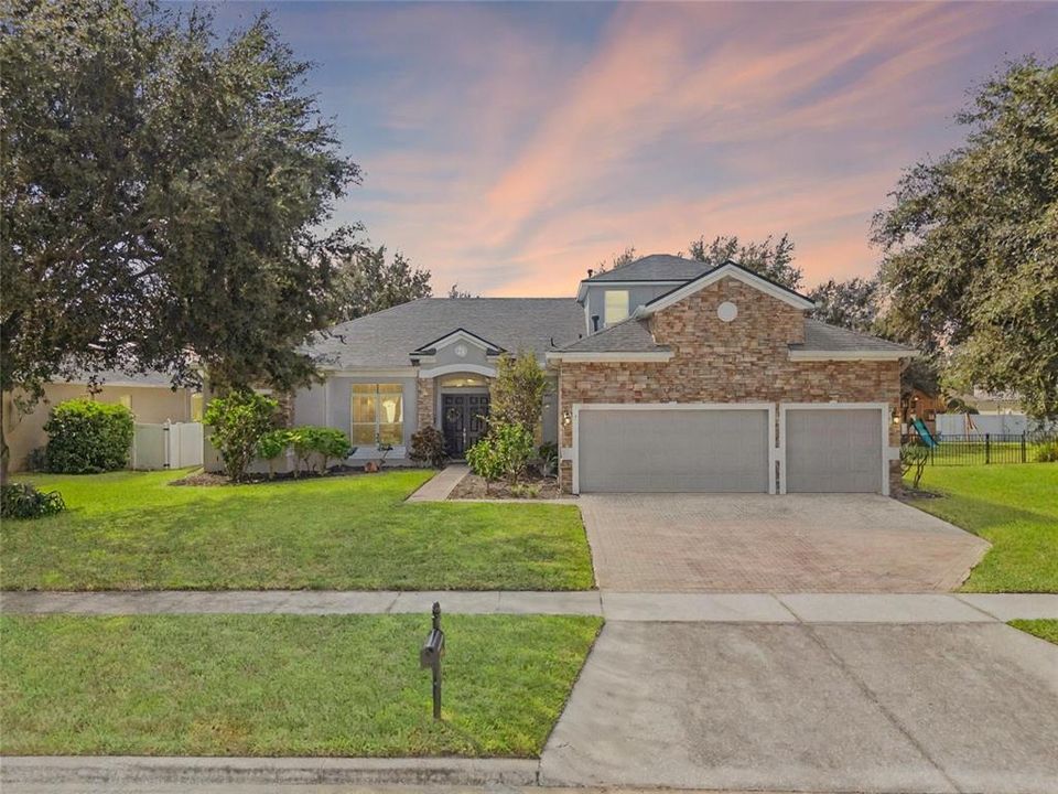 Activo con contrato: $599,000 (4 camas, 4 baños, 2966 Pies cuadrados)