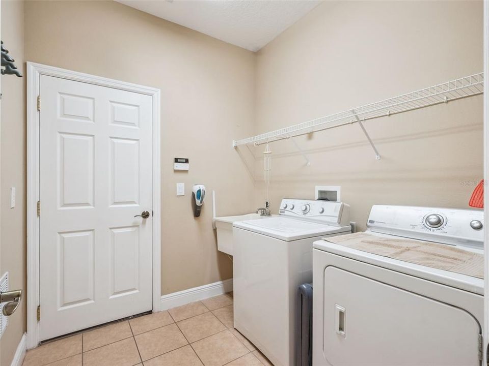 Activo con contrato: $599,000 (4 camas, 4 baños, 2966 Pies cuadrados)