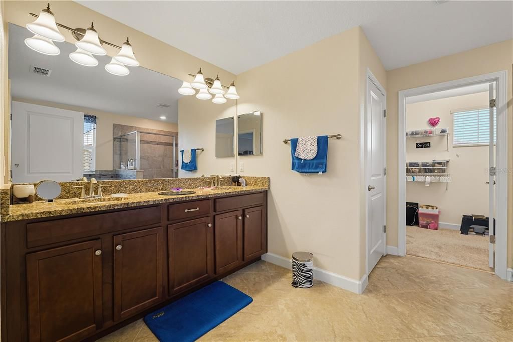 For Sale: $450,000 (4 beds, 2 baths, 2594 Square Feet)