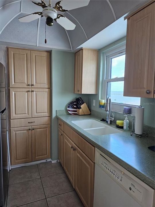 出租: $6,000 (2 贝兹, 2 浴室, 867 平方英尺)