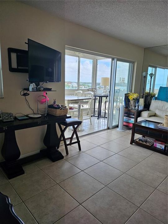 出租: $6,000 (2 贝兹, 2 浴室, 867 平方英尺)