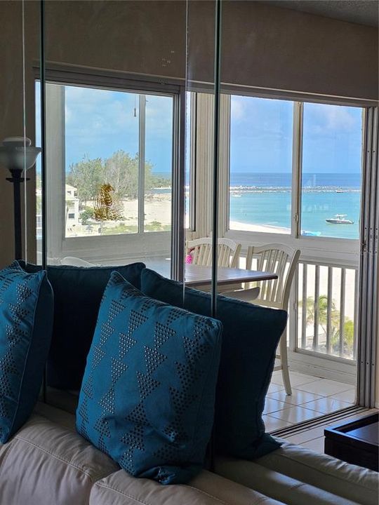 出租: $6,000 (2 贝兹, 2 浴室, 867 平方英尺)