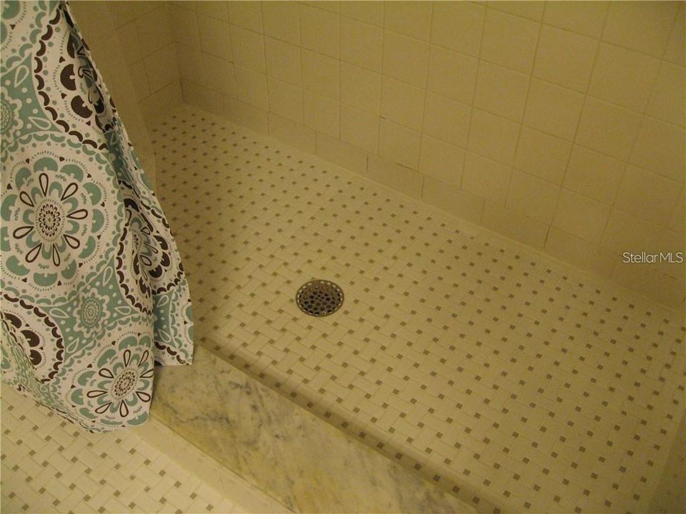 合同活跃: $1,700 (2 贝兹, 2 浴室, 1068 平方英尺)