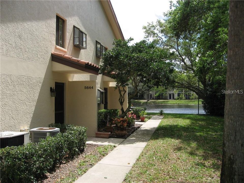 合同活跃: $1,700 (2 贝兹, 2 浴室, 1068 平方英尺)