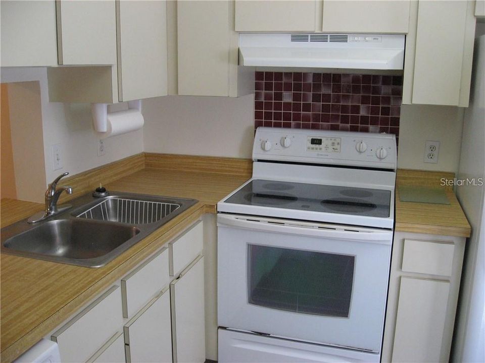 合同活跃: $1,700 (2 贝兹, 2 浴室, 1068 平方英尺)