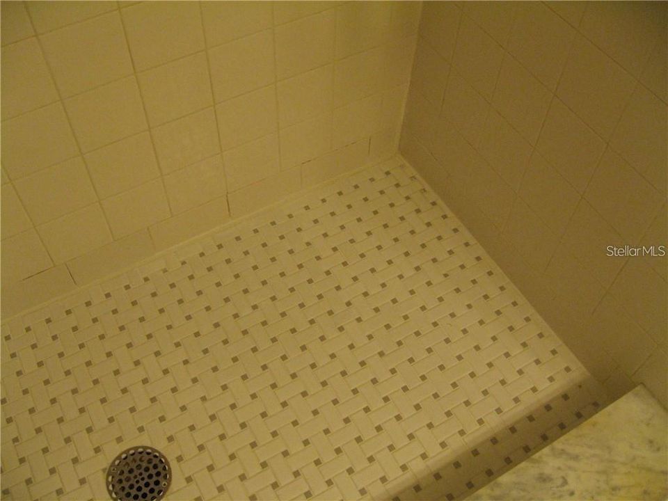 合同活跃: $1,700 (2 贝兹, 2 浴室, 1068 平方英尺)