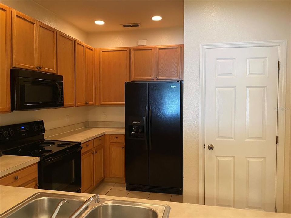 For Rent: $2,295 (3 beds, 2 baths, 2074 Square Feet)