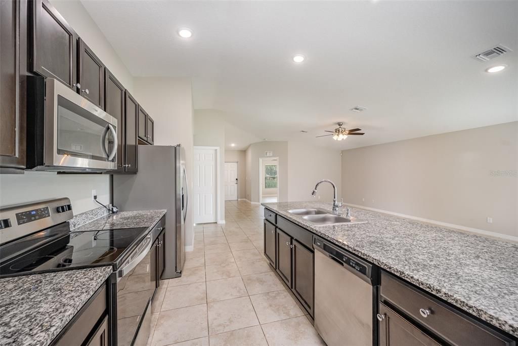 待售: $294,900 (4 贝兹, 2 浴室, 1833 平方英尺)