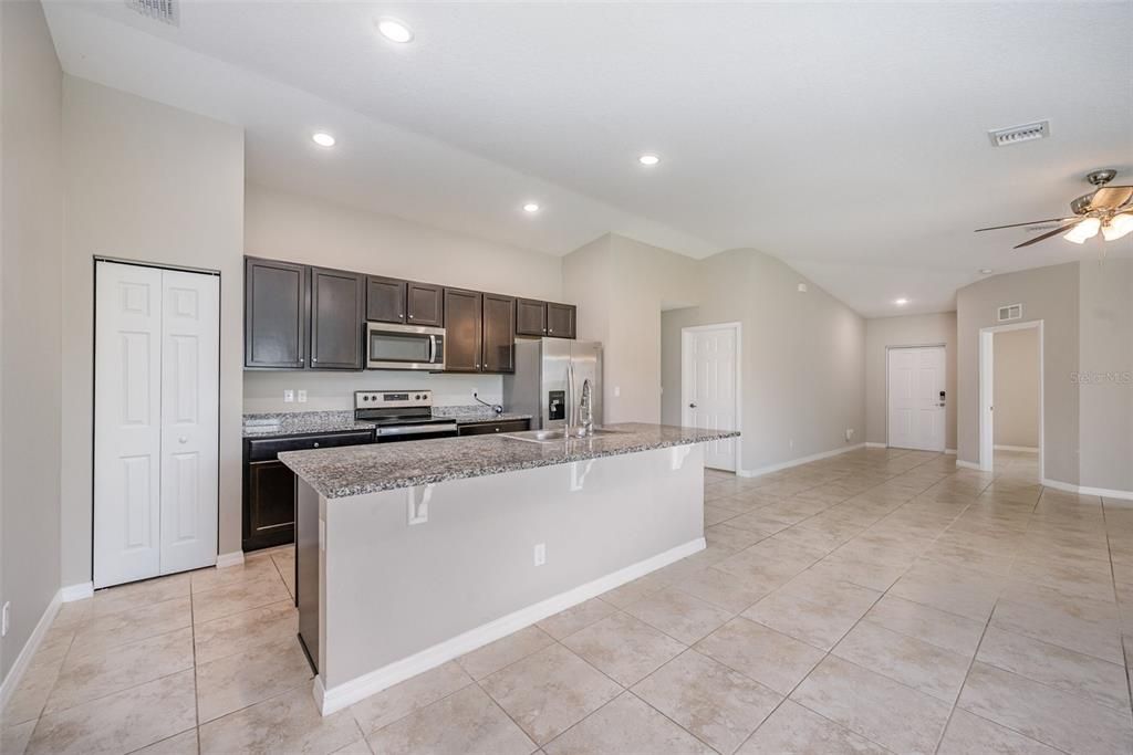 待售: $294,900 (4 贝兹, 2 浴室, 1833 平方英尺)