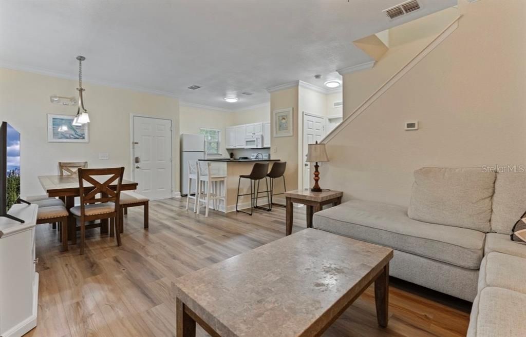 合同活跃: $320,000 (4 贝兹, 3 浴室, 1694 平方英尺)