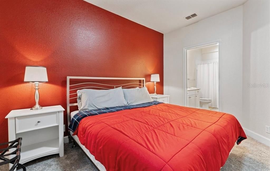 合同活跃: $320,000 (4 贝兹, 3 浴室, 1694 平方英尺)