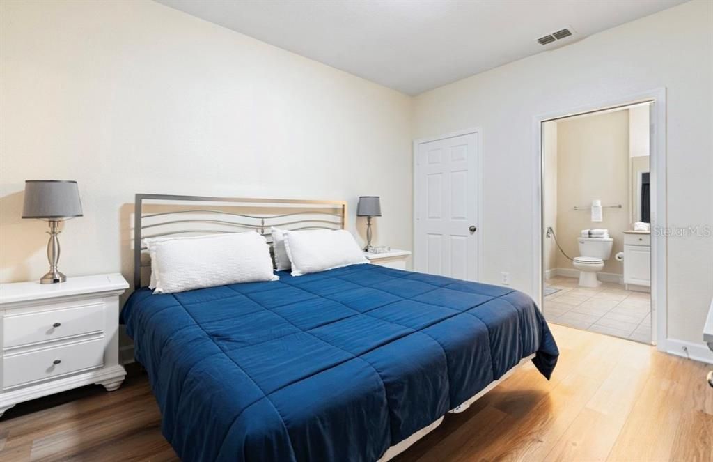 合同活跃: $320,000 (4 贝兹, 3 浴室, 1694 平方英尺)