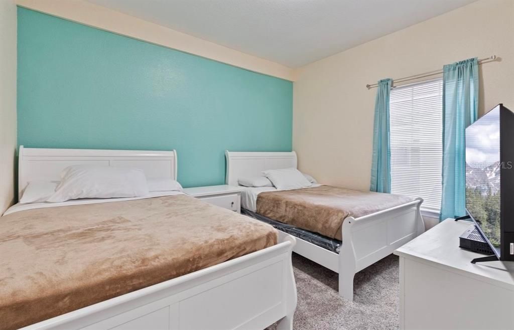 合同活跃: $320,000 (4 贝兹, 3 浴室, 1694 平方英尺)