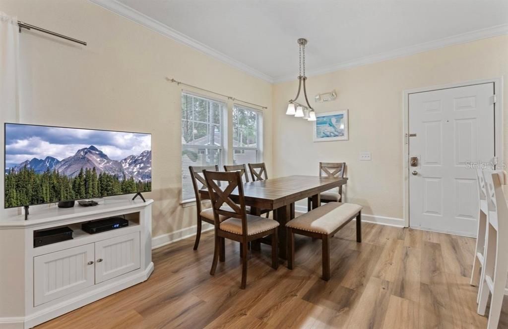 合同活跃: $320,000 (4 贝兹, 3 浴室, 1694 平方英尺)