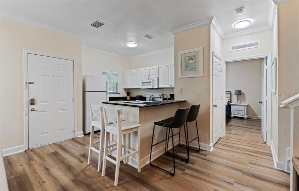 合同活跃: $320,000 (4 贝兹, 3 浴室, 1694 平方英尺)