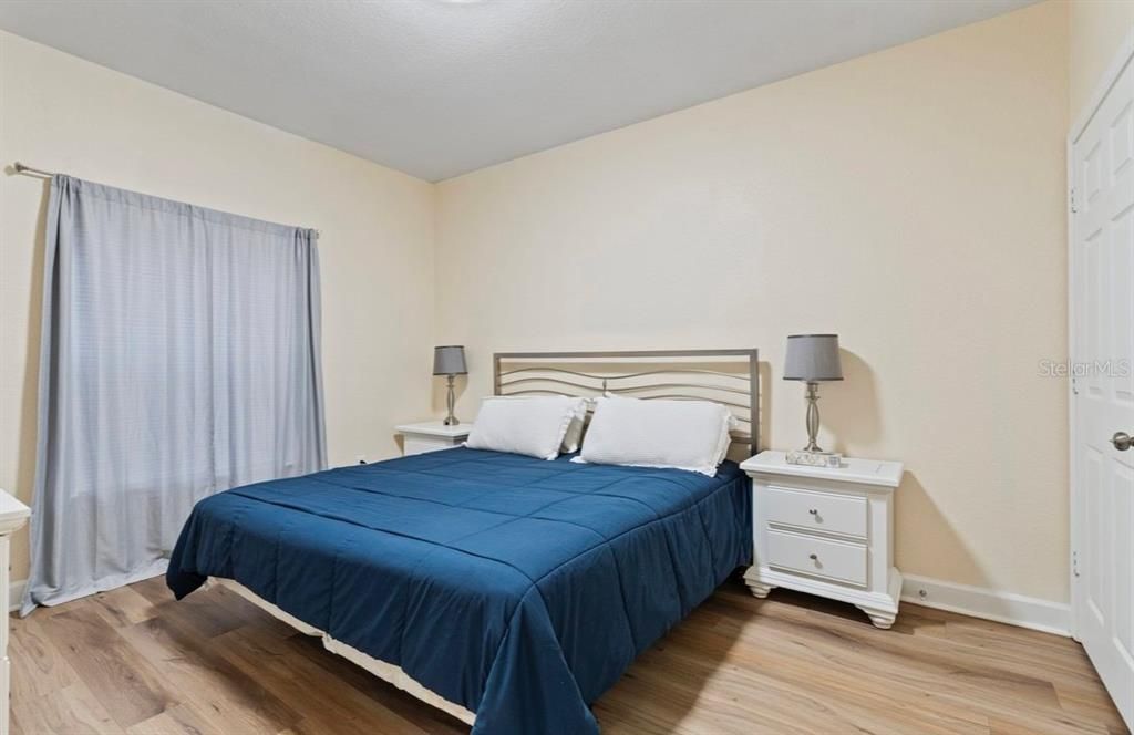 合同活跃: $320,000 (4 贝兹, 3 浴室, 1694 平方英尺)