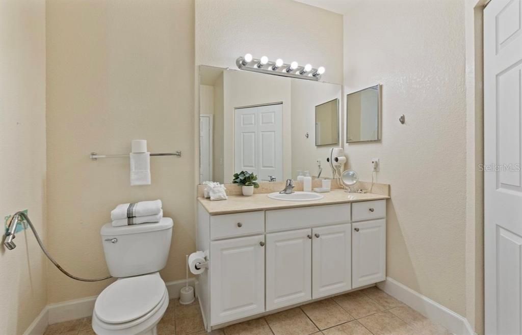 合同活跃: $320,000 (4 贝兹, 3 浴室, 1694 平方英尺)