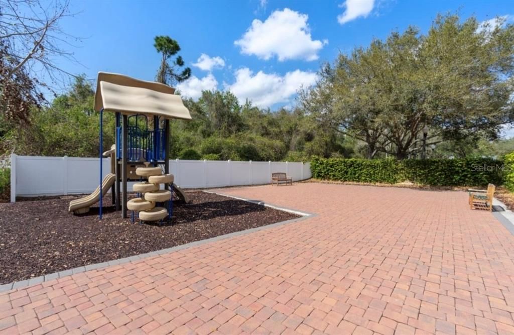 合同活跃: $320,000 (4 贝兹, 3 浴室, 1694 平方英尺)