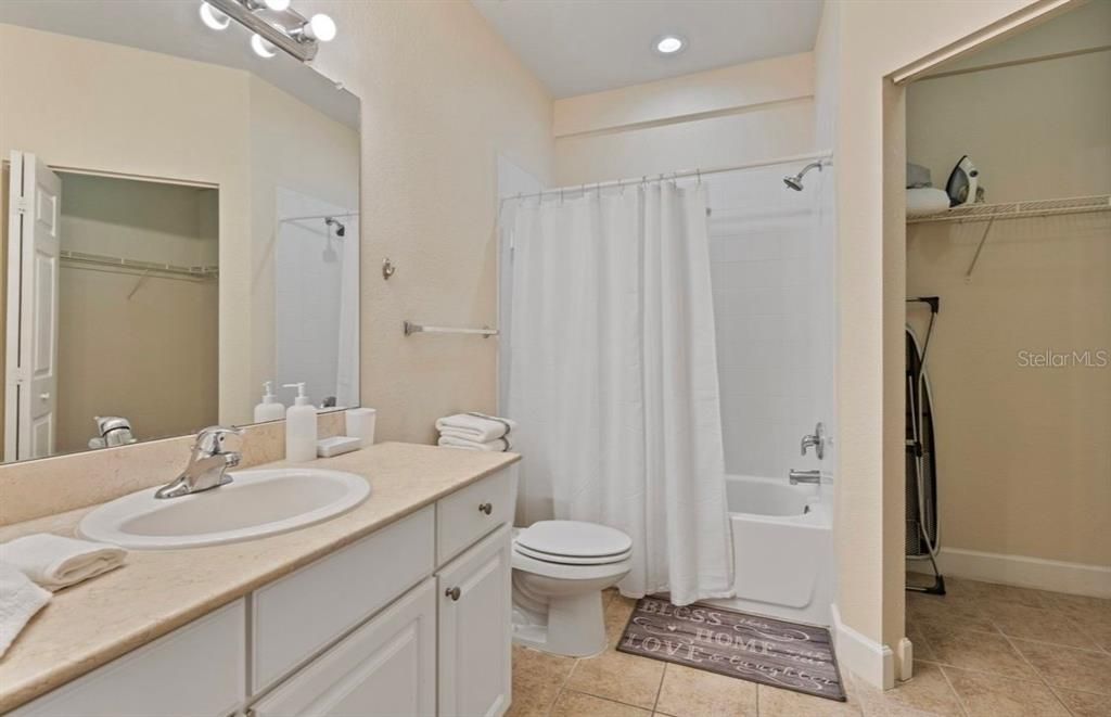 合同活跃: $320,000 (4 贝兹, 3 浴室, 1694 平方英尺)