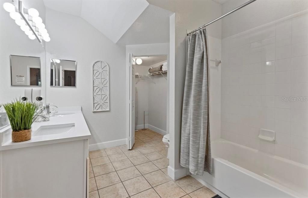 Activo con contrato: $278,000 (3 camas, 2 baños, 1300 Pies cuadrados)