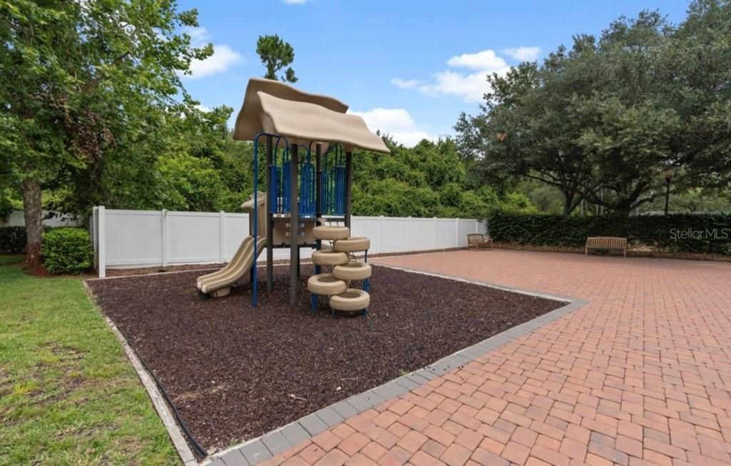 合同活跃: $320,000 (4 贝兹, 3 浴室, 1694 平方英尺)