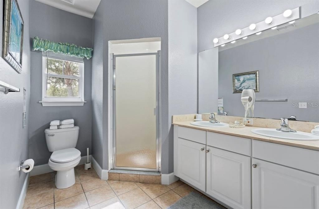 合同活跃: $320,000 (4 贝兹, 3 浴室, 1694 平方英尺)