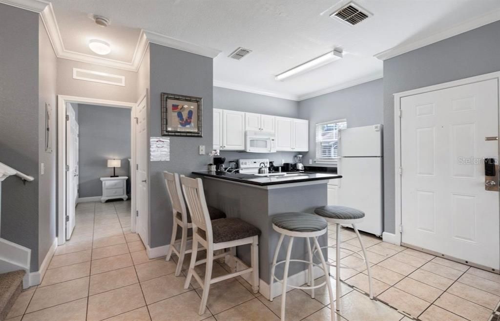 合同活跃: $320,000 (4 贝兹, 3 浴室, 1694 平方英尺)