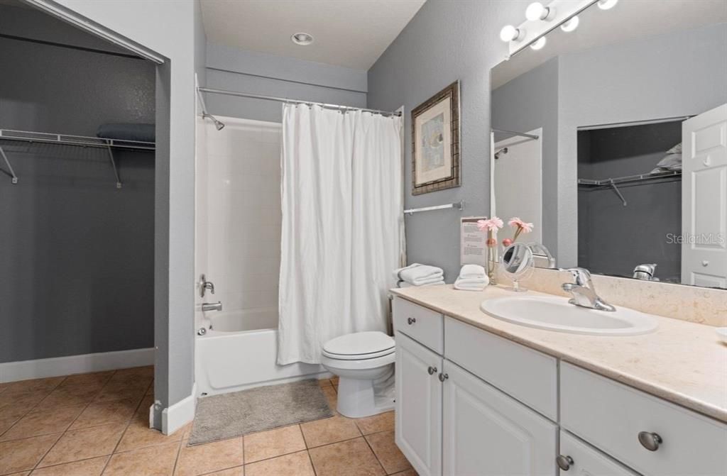 合同活跃: $320,000 (4 贝兹, 3 浴室, 1694 平方英尺)