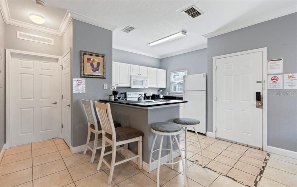 合同活跃: $320,000 (4 贝兹, 3 浴室, 1694 平方英尺)