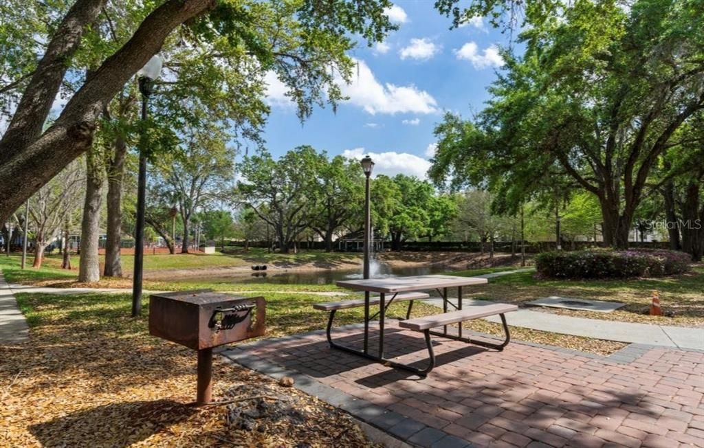 合同活跃: $320,000 (4 贝兹, 3 浴室, 1694 平方英尺)