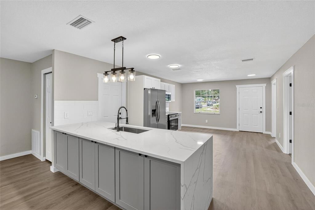 Под контрактом: $363,990 (4 спален, 2 ванн, 1388 Квадратных фут)