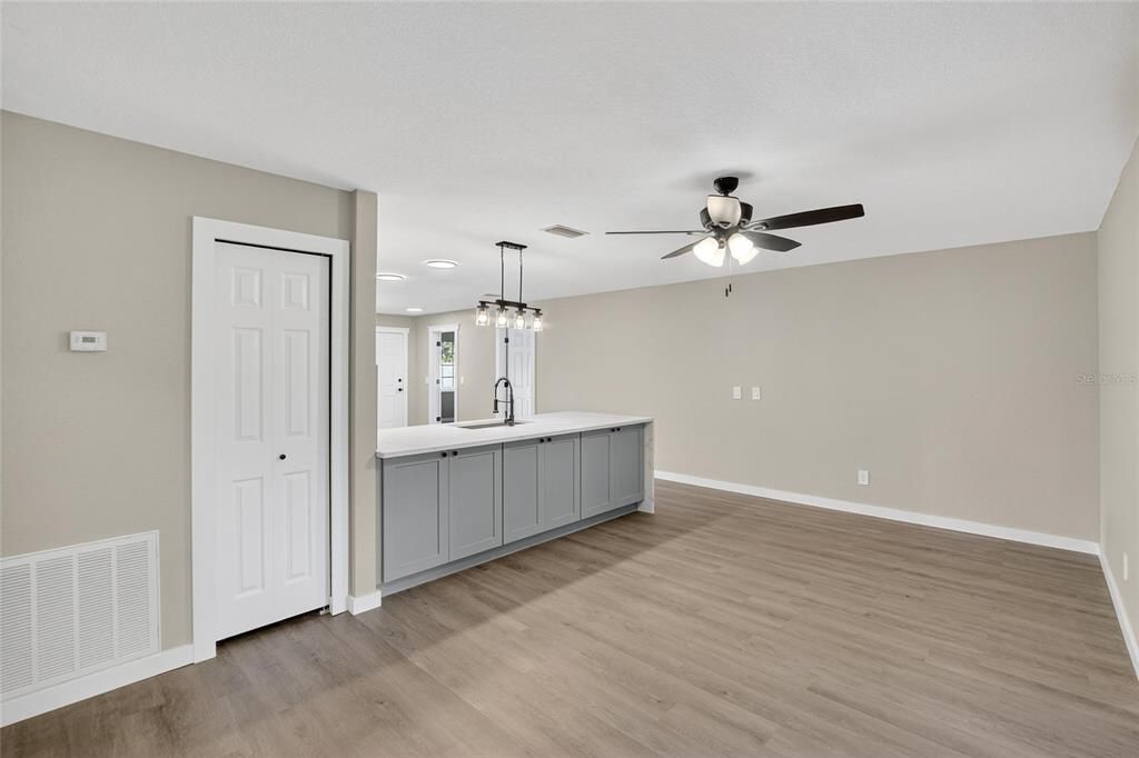 Под контрактом: $363,990 (4 спален, 2 ванн, 1388 Квадратных фут)