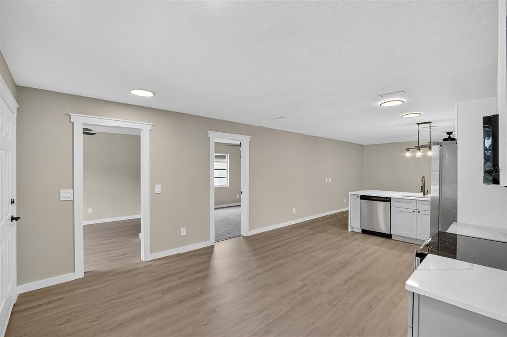 Под контрактом: $363,990 (4 спален, 2 ванн, 1388 Квадратных фут)