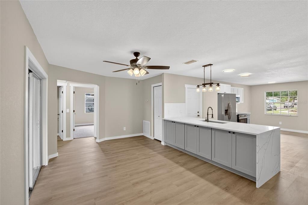 Под контрактом: $363,990 (4 спален, 2 ванн, 1388 Квадратных фут)