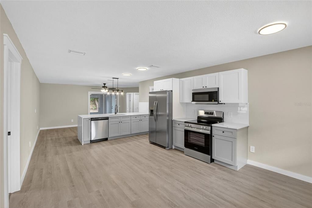 Под контрактом: $363,990 (4 спален, 2 ванн, 1388 Квадратных фут)