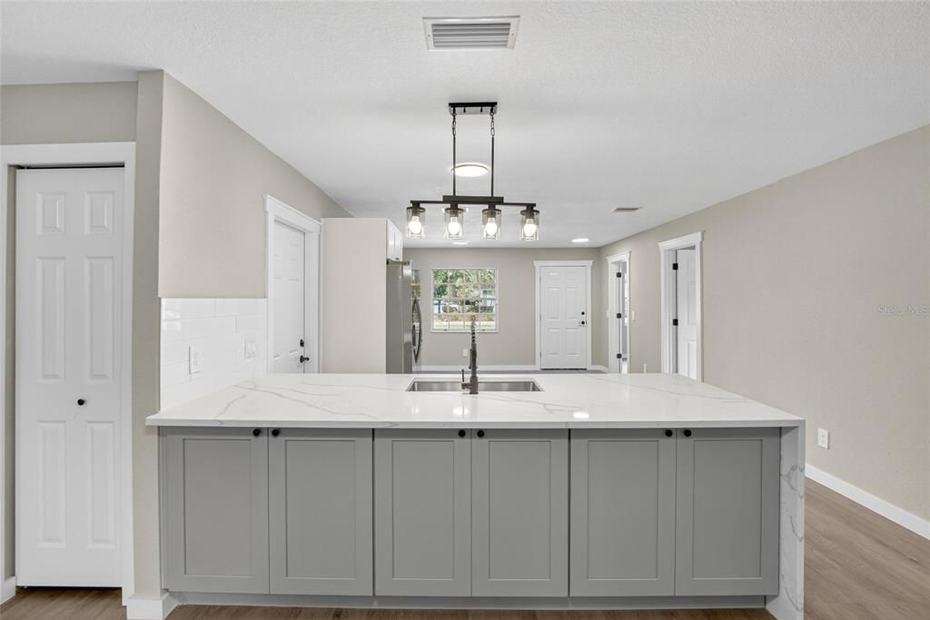 Под контрактом: $363,990 (4 спален, 2 ванн, 1388 Квадратных фут)