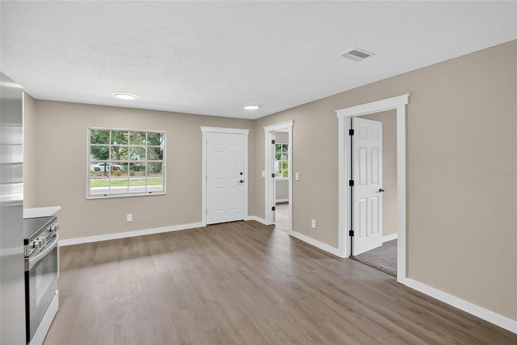 Под контрактом: $363,990 (4 спален, 2 ванн, 1388 Квадратных фут)