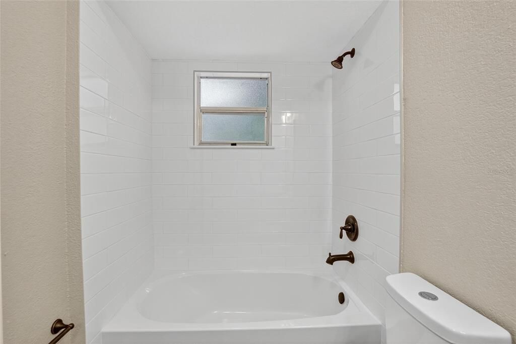 Под контрактом: $363,990 (4 спален, 2 ванн, 1388 Квадратных фут)