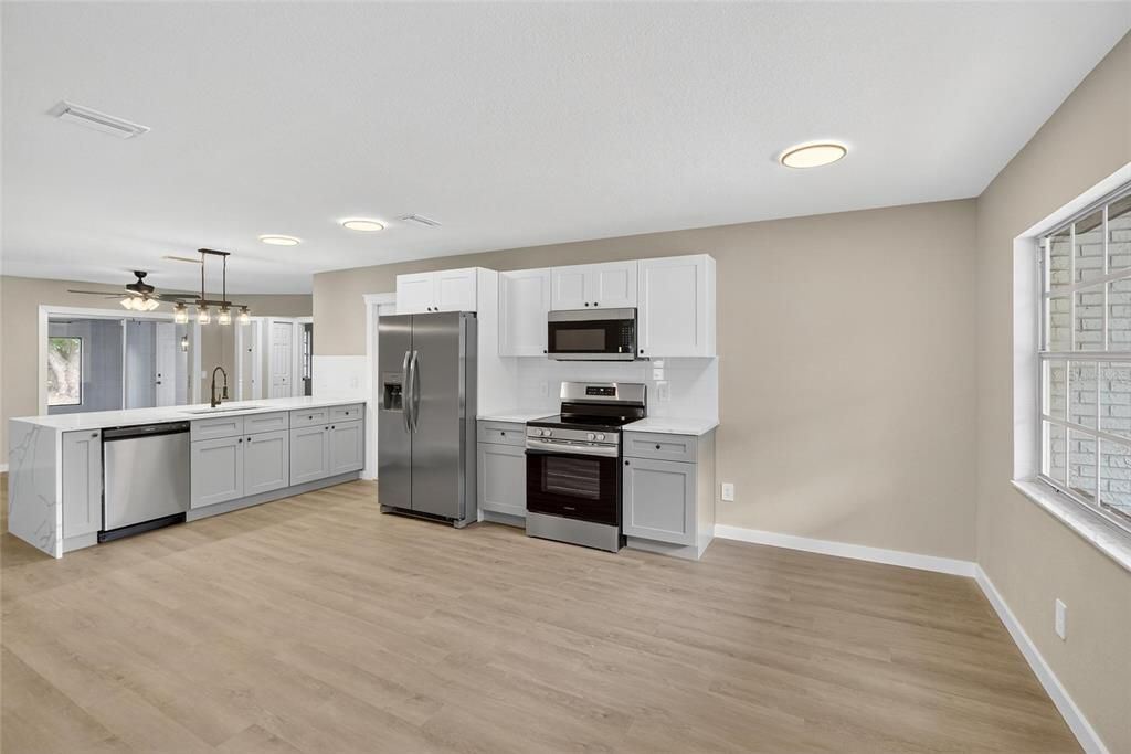 Под контрактом: $363,990 (4 спален, 2 ванн, 1388 Квадратных фут)