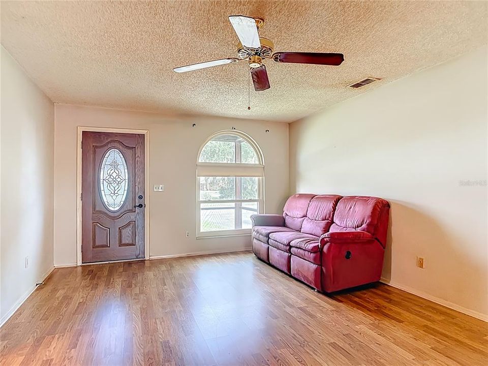 Под контрактом: $185,000 (2 спален, 2 ванн, 1121 Квадратных фут)