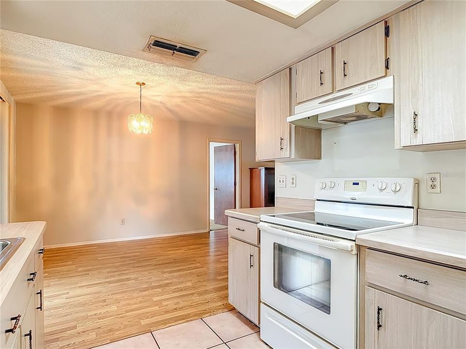 Под контрактом: $185,000 (2 спален, 2 ванн, 1121 Квадратных фут)