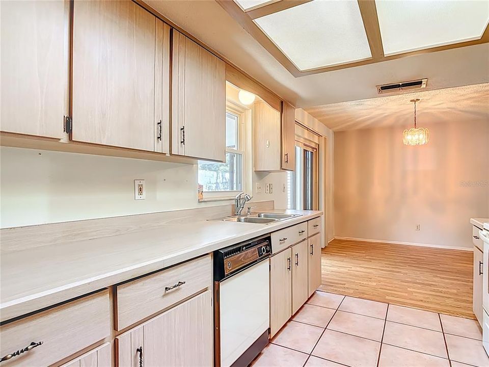 Под контрактом: $185,000 (2 спален, 2 ванн, 1121 Квадратных фут)