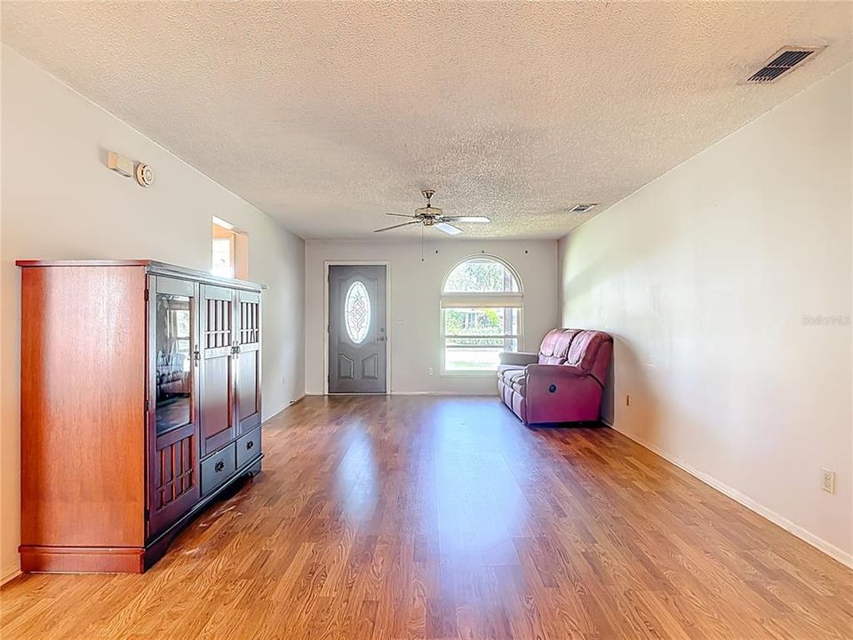 Под контрактом: $185,000 (2 спален, 2 ванн, 1121 Квадратных фут)