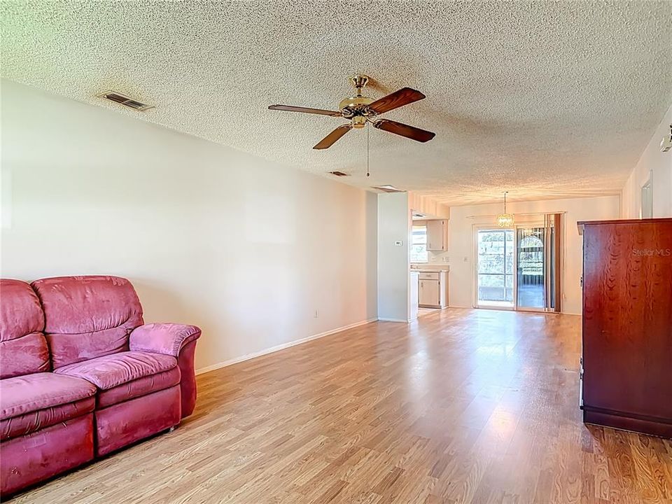 Под контрактом: $185,000 (2 спален, 2 ванн, 1121 Квадратных фут)