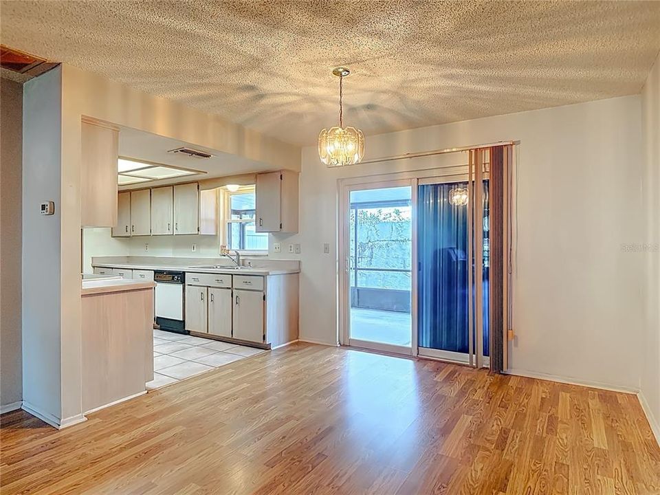 Под контрактом: $185,000 (2 спален, 2 ванн, 1121 Квадратных фут)